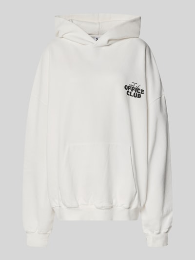Produktfoto, Oversized Hoodie mit Känguru-Tasche von Karo Kauer, Damen Hoodie in Weiß mit Label-Print, überschnittene Schultern, weiche Struktur
