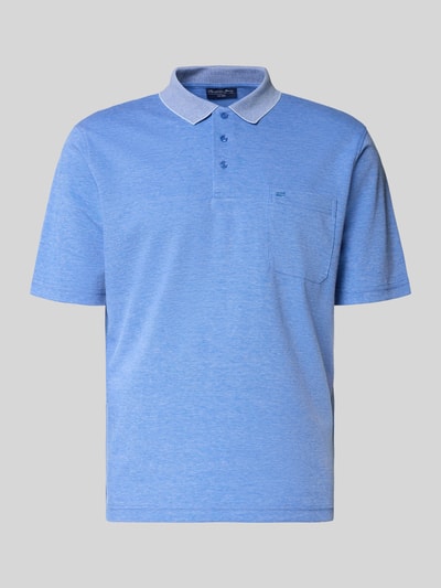 Produktfoto, Regular Fit Poloshirt mit Brusttasche von Christian Berg Men im Blauton, Material-Mix mit Baumwoll-Anteil, Polokragen, Knopfleiste, dezente Textur, Rückenlänge bei Größe M 68 cm.
