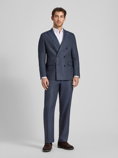 Männermodel trägt Anzughose mit französischen Eingrifftaschen Modell 'Ole' von CG - Club of Gents aus Material-Mix mit Viskose-Anteil, Straight Fit, Knopf- und Reißverschluss, Label-Detail, in Blau, Ganzkörperansicht von vorne.