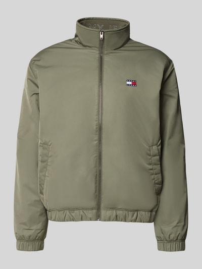 Produktfoto, olivgrüner Regular Fit Blouson mit Label-Patch von Tommy Jeans, glatte Textur, Herren Bomberjacke / Blouson.
