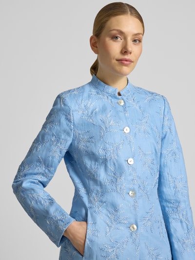 Frauenmodel trägt Slim Fit Longblazer aus Leinen mit Stehkragen von WHITE LABEL, hellblau mit Stitchings und Knopfleiste, Nahaufnahme Oberkörper.
