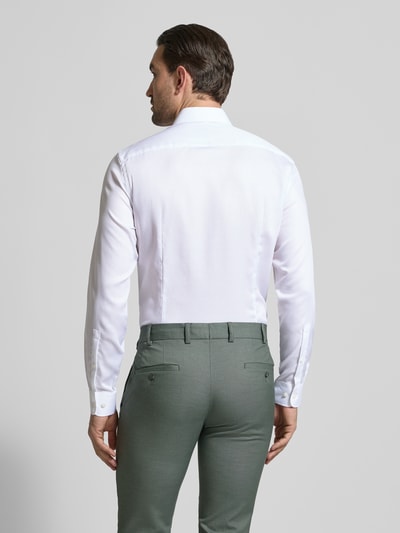 Männermodel trägt Slim Fit Business-Hemd mit structuurpatroon en kentkraag van Jake*s, puur katoen, ruglengte maat 39/40 70 cm, schouderbreedte 45 cm, mouwlengte 68 cm, Ganzkörperansicht Rückansicht.