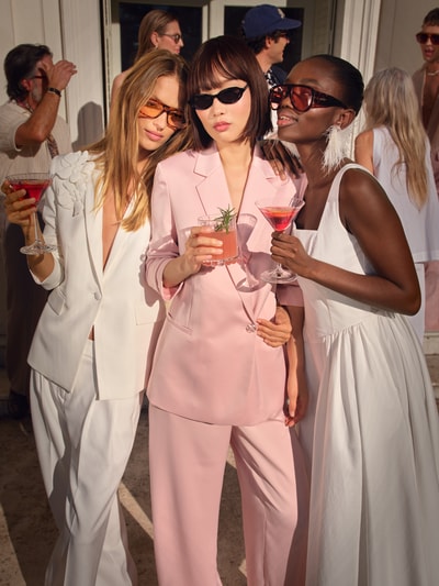 Modelka kobieca nosi Midikleid in A-Linie von Jake*s Cocktail, odcień biały, rozkloszowany krój, bez rękawów, talia podkreślona, zamek, fałdy, długość tyłu 102 cm, szerokość w rozmiarze 36: 40 cm, materiał gładki, zdjęcie w świetle dziennym, całkowity widok z przodu.