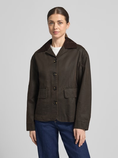 Frauenmodel trägt Jacke mit Pattentaschen von Stefanel aus Baumwoll-Mix, braun, Regular Fit, Umlegekragen, Knopfleiste, Ganzkörperansicht von vorne.