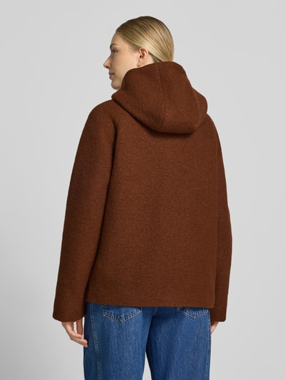Männermodel trägt Regular Fit Jacke aus Woll-Mix mit Kapuze von FUCHS SCHMITT, brauner Farbton, strukturierte Oberfläche, Ganzkörperansicht Rückansicht. Regular Fit, kaptur, pełna lista guzików, długość tyłu w rozmiarze 36: 66 cm, szerokość ramion w rozmiarze 36: 45 cm, szerokość klatki piersiowej w rozmiarze 36: 57 cm, długość rękawa w rozmiarze 36: 50 cm.