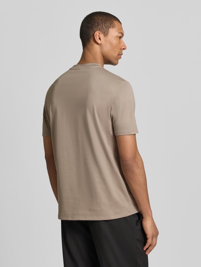 Männermodel trägt Regular Fit T-Shirt mit Logo-Detail von Emporio Armani aus reiner Baumwolle in Beige, Rückenansicht, Rückenlänge 68 cm.