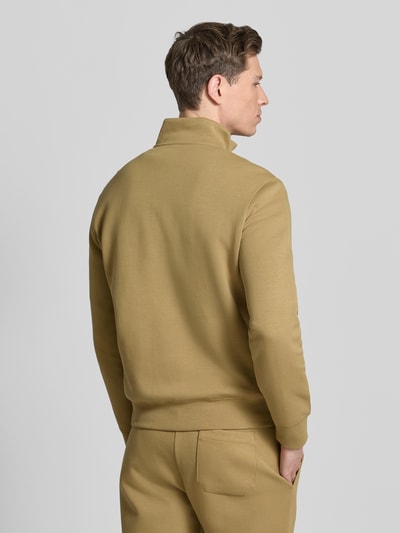 Männermodel trägt Regular Fit Sweatshirt aus bawełny-mieszanki von Polo Ralph Lauren, efekt: jednolity kolor, wyhaftowane logo, troyer, długi rękaw; widok całej sylwetki z tyłu