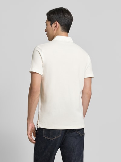 Männermodel trägt Regular Fit Poloshirt mit Label-Detail und Knopfleiste von Lerros aus Reine Baumwolle, Rückenlänge 71 cm bei Größe M, Ganzkörperansicht Rückansicht.