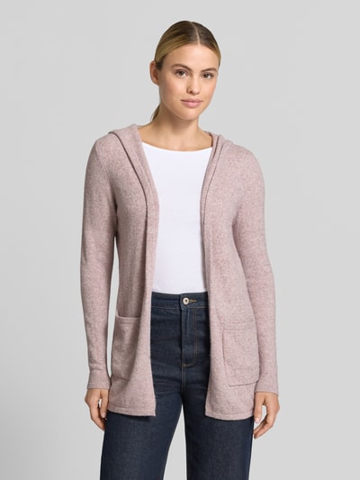 Frauenmodel trägt Regular Fit Cardigan mit Kapuze Modell 'DOFFY' von VERO MODA in zartem Rosé und feiner Strickstruktur, Ganzkörperansicht von vorne.