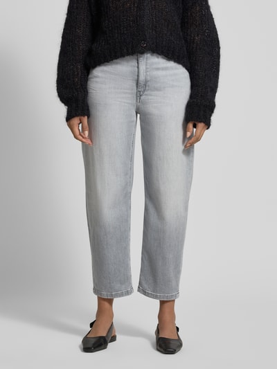 Frauenmodel trägt Barrel Fit Jeans im Used-Look Modell 'FLOWN' von Drykorn aus Baumwoll-Mix mit Stretch-Anteil, Ganzkörperansicht von vorne. Bundweite 41 cm und Innenbeinlänge 66 cm bei Größe 27/34 erkennbar.