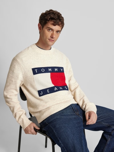 Tommy Jeans Sweter z dzianiny o kroju regular fit z wyhaftowanym logo Beżowy 3