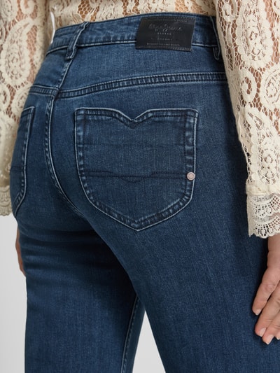 Männermodel trägt Bootcut-Jeans aus Baumwoll-Mix Modell 'WILLA' von Pepe Jeans, Damen Bootcut-Jeans, Nahaufnahme Rückansicht
