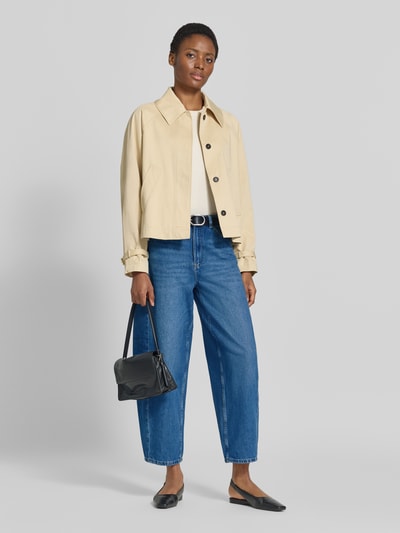 Frauenmodel trägt Barrel Jeans aus Baumwoll-Mix von Jake*s Casual in Mittelblau, kombiniert mit heller Jacke, Ganzkörperansicht von vorne.