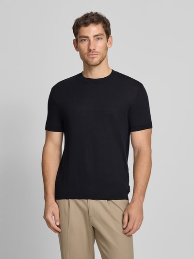 Mannenmodel draagt gebreid shirt met ronde hals van ARMANI EXCHANGE, puur katoen, slim fit, ruglengte maat M 69 cm, vooraanzicht, bovenlichaam