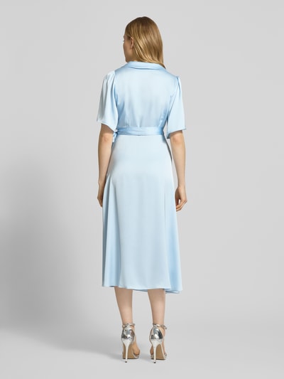 Vrouwenmodel draagt lichtblauwe dames midi-jurk van satijn met getailleerd model, wikkellook en V-hals, model 'VIENNA RAVENNA' van Vila, ruglengte maat 36: 125 cm, borstwijdte: 50 cm, mouwlengte: 30 cm, geheel effen, gladde textuur, Ganzkörperansicht Rückansicht.