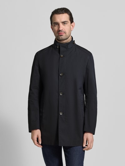 Männermodel trägt Mantel mit durchgehender Knopfleiste von CINQUE in Schwarz, Gerade Passform, Eingrifftaschen, Ganzkörperansicht von vorne.