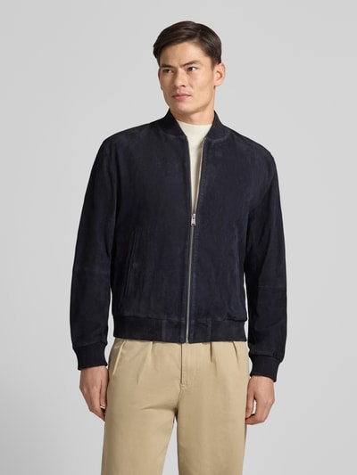 Männermodel trägt Regular Fit Lederjacke aus echtem Ziegenvelours Modell 'H-MULLER' von BOSS, Optik: Unifarben, Ganzkörperansicht von vorne.