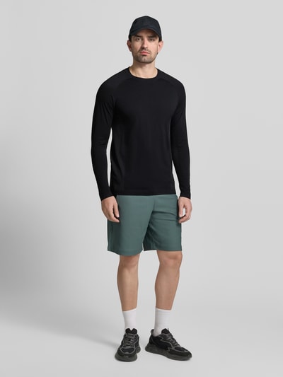 Mannenmodel draagt Slim Fit Langarmshirt uit ademend materiaal model 'TRAINING DAY' van Fabletics, effen, reflecterende logoprint, lange mouw, ronde hals, zweetregulerend, licht draaggevoel, anti-geur-technologie, vierwegstretch, volledige lichaamsvooraanzicht.