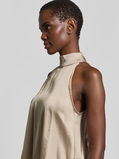 Frauenmodel trägt Top mit Stehkragen Modell 'Zuzeel' von mbyM aus Material-Mix mit Viskose-Anteil, glatte beige Oberfläche, gerader Schnitt, Rückseitiger Schlüsselloch-Ausschnitt, Nahaufnahme Oberkörper
