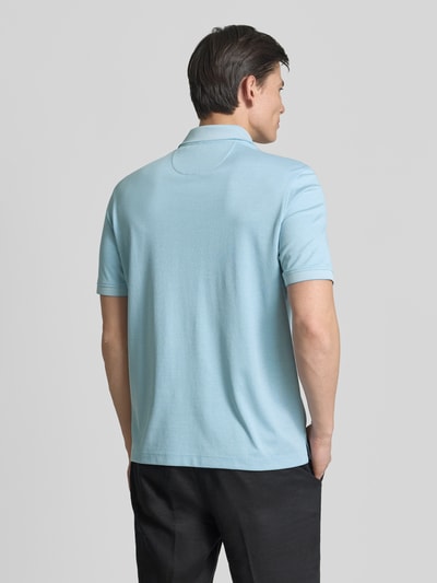 Männermodel trägt Regular Fit Poloshirt mit Brusttasche und wyhaftowane logo von bugatti, jasnoniebieski, krój regular fit, kołnierzyk polo, listwa guzikowa, brustasza, długość tyłu w rozmiarze M: 70 cm, Ganzkörperansicht Rückansicht.