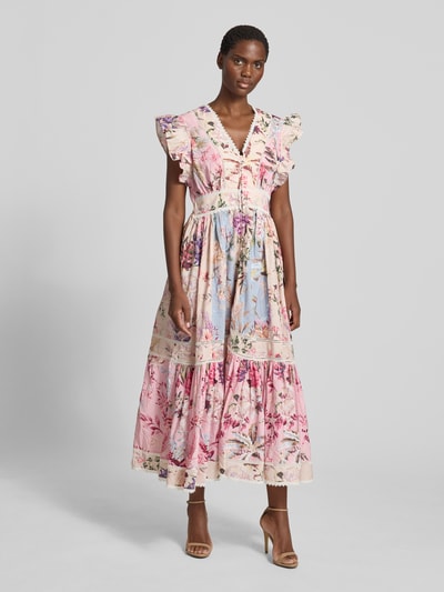 Frauenmodel trägt Maxikleid mit Knopfleiste Modell 'MESSA' von YAS aus Baumwoll-Leinen-Mix mit Allover-Look, A-Linie, V-Ausschnitt, Rüschen, Ganzkörperansicht von vorne.