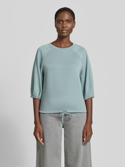 Frauenmodel trägt Sweatshirt mit 3/4-Arm und Tunnelzug von Zero, Material-Mix mit Viskose-Anteil, Regular-Fit, Rundhalsausschnitt, hellblau, glatte Textur, Ganzkörperansicht von vorne.