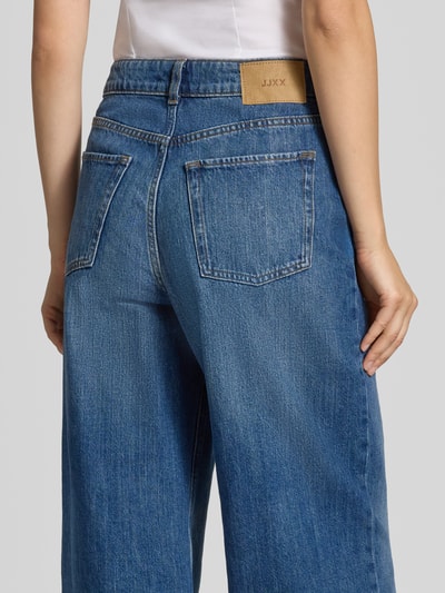 Frauenmodel trägt Wide Fit Jeans im 5-Pocket-Design Modell 'TOKYO' von JJXX, reine Baumwolle, mittleres Blau, Detailaufnahme Rückansicht, Bundweite 40 cm bei Größe 27/32, Innenbeinlänge 77 cm bei Größe 27/32.