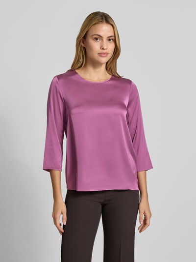 Vrouwenmodel draagt Bluse aus Satin van Rinascimento in paars, met ronde hals, lange mouwen, materiaalmix met stretch, getailleerd, ruglengte maat S 59 cm, mouwlengte maat S 48 cm, satijntextuur, effen kleur, vooraanzicht van het volledige lichaam.