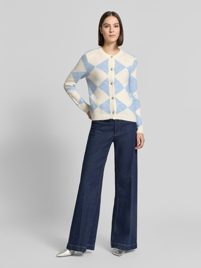 Frauenmodel trägt Regular Fit Strickjacke mit Woll-Anteil von Christian Berg Woman Selection in Creme und Hellblau mit Rauten, elastischer Material-Mix, durchgehende Knopfleiste, gerippte Abschlüsse, langärmliges Design, gerippte Blende, Kombi mit Jeans, Ganzkörperansicht von vorne.