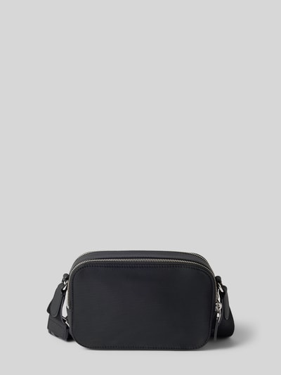 Produktfoto, schwarze Handtasche mit Schulterriemen Modell 'MALONE' von Michael Kors, rechteckige Form, glatte Textur, Label-Detail, Hauptfach mit Reißverschluss, Maße 21x14x6 cm, Schulterriemen 104 cm