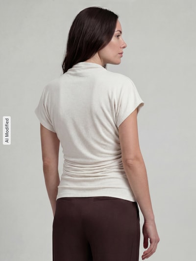Frauenmodel trägt T-Shirt aus Modal-Mix mit Raffungen von Jake*s Collection, Farbe Creme, schlichte Struktur, Rückenlänge 63 cm, Ganzkörperansicht Rückansicht.