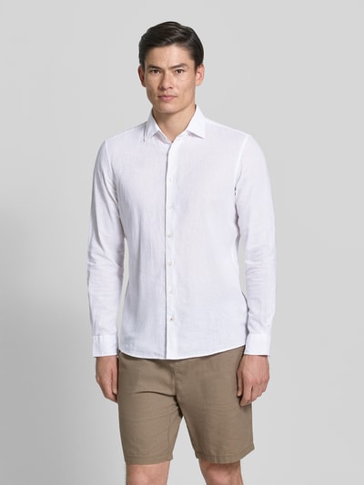 Männermodel trägt weißes Slim-Fit Freizeithemd aus Baumwoll-Leinen-Mix Modell 'Steven' von CINQUE, mit Kentkragen und Knopfleiste, Ganzkörperansicht von vorne. Kontext: Herren Freizeithemd, Langärmelig, Rückenlänge 68 cm, Schulterbreite 42 cm, Ärmellänge 65 cm, Größe M.