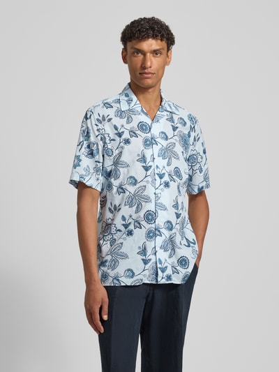 Männermodel trägt Regular Fit Freizeithemd mit Reverskragen von Manuel Ritz aus reiner Baumwolle im Allover-Look, Nahaufnahme Oberkörper.