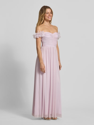Modelka kobieca nosi "Abendkleid mit floralen Applikationen und Carmen-Ausschnitt" od Lipsy, różowy szyfon, linia A, aplikacje kwiatowe, zamek z tyłu, długość tyłu w rozmiarze 36: 25 cm, szerokość w rozmiarze 36: 30 cm, widok całej sylwetki z przodu.
