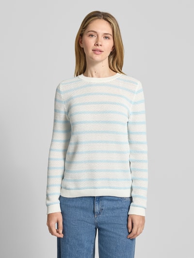 Vrouwenmodel draagt Gebreide pullover van puur katoen slim fit Model 'DALO' van Vila met ronde hals, lichtblauw-witte strepen, voorkant, Ganzkörperansicht von vorne.