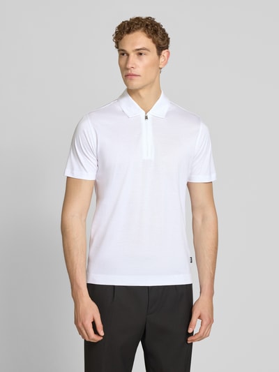 Männermodel trägt Regular Fit Poloshirt aus Lyocell-Baumwoll-Mix Modell 'H-PARAS 50' von BOSS, unifarben, Polokragen, Nahaufnahme Oberkörper.