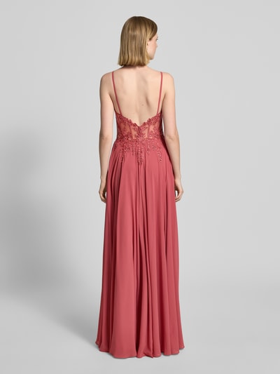 Kobiece modelka ma na sobie długa sukienka Maxikleid mit Stitchings und Ziersteinbesatz od Luxuar, szyfon, taliowany krój, hafty, obszycie ozdobnymi kamieniami, zamek błyskawiczny z tyłu, długość tyłu w rozmiarze 36: 126 cm, szerokość w rozmiarze 36: 41 cm, widok całej sylwetki z tyłu.