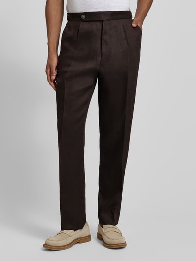 Männermodel trägt Relaxed Fit Leinenhose aus reinem Leinen Modell 'PERINO' von BOSS in Dunkelbraun, Twill, Bundfalte, Eingrifftasche, Optik: Unifarben, Passform: Relaxed-Fit, Materialverarbeitung: Twill, Ganzkörperansicht von vorne.