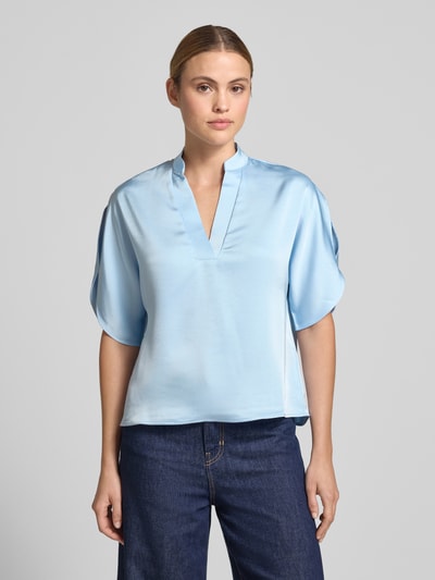Frauenmodel trägt Regular Fit Bluse aus Satin mit V-Ausschnitt Modell 'Anelle' von Neo Noir in Hellblau, Damen Bluse, 1/2-Arm, Ganzkörperansicht von vorne. Rückenlänge bei Größe 36: 57 cm, Ärmellänge: 26 cm.