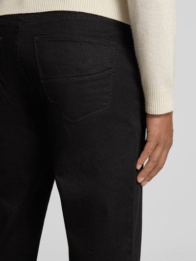 Männermodel trägt Jeans mit 5-Pocket-Design Modell 'CADIZ' von BRAX in Schwarz, Baumwoll-Lyocell-Mix mit Modal-Anteil, Detailaufnahme Rückansicht.
