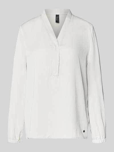 Produktfoto, Regular Fit Bluse mit V-Ausschnitt von Marc Cain, krój regular fit, dekolt w serek, detal z logo, długość tyłu w rozmiarze 36: 65 cm, długość rękawów w rozmiarze 36: 59 cm