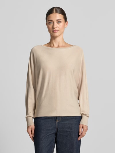 Frauenmodel trägt Strickpullover aus Viskose-Mix von COMMA in Beige, lockere Passform, Rippdetails, Ganzkörperansicht von vorne.