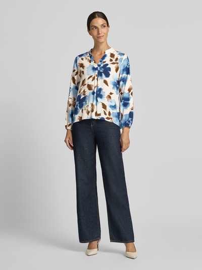 Frauenmodel trägt Relaxed Fit Bluse aus reiner Viskose Modell 'Lari' von ZABAIONE, Serafino-Ausschnitt, bunt, Ganzkörperansicht von vorne.