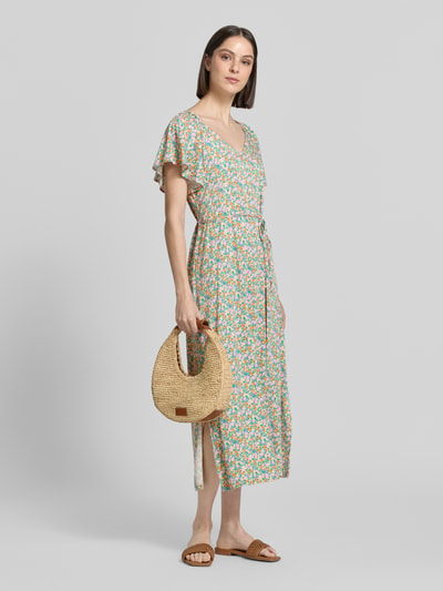 Frauenmodel trägt Damen Midikleid aus Viskose-Mix Modell 'Aya' von ICHI mit floraler Allover-Print, Tailliertes Passform, Kurzärmelig, Taillienband, buntes Design, Rückenlänge 118 cm, Brustweite 46 cm, Ärmellänge 12 cm, Ganzkörperansicht von vorne.