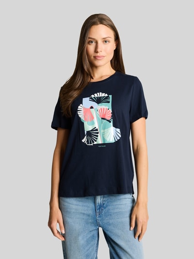 Frauenmodel trägt Regular Fit T-Shirt aus reiner Baumwolle von Tom Tailor, Optik: Unifarben, Motiv-Print-Stitching, Label-Print, Rundhals, Kurzarm, Rumpfabschluss mit Seitenschlitzen, Materialverarbeitung: Jersey, Ganzkörperansicht von vorne