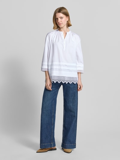 Frauenmodel trägt Oversized Bluse mit Lochspitze von Polo Ralph Lauren, Optik: Unifarben, Passform: Oversized, Rundhals-Ausschnitt, Applikation: Lochspitze, Verschluss: einreihige Knopfleiste, Ärmelform: 3/4-Arm, Material: reine Baumwolle; Ganzkörperansicht von vorne.