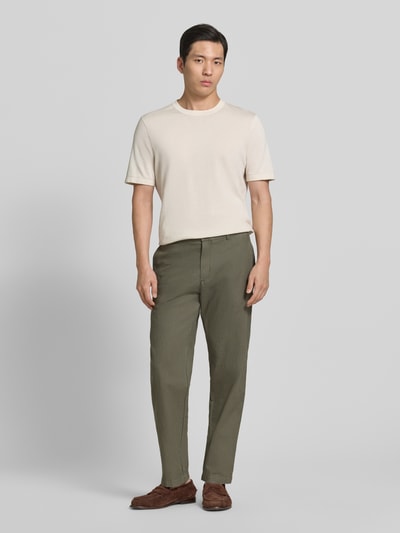 Männermodel trägt Hose aus Leinen-Baumwoll-Mix mit Tunnelzug von CINQUE, Regular-Fit, Eingrifftaschen, Modell 'Juli', Ganzkörperansicht von vorne.