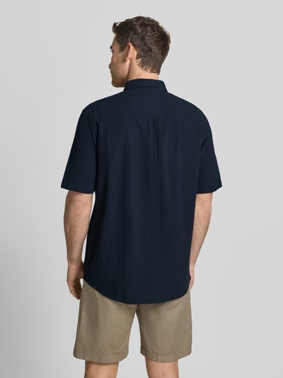 Männermodel trägt dunkelblaues Comfort Fit Freizeithemd aus Lyocell-Baumwoll-Mix von Tom Tailor, Struktur, Rückansicht Ganzkörperansicht.