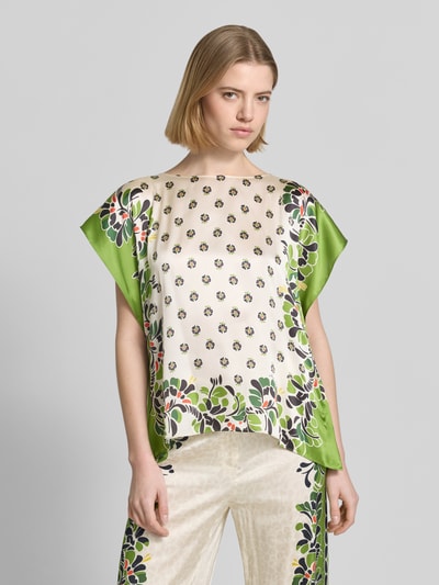 Frauenmodel trägt Bluse mit U-Boot-Ausschnitt von Marc Cain aus Micromodal-Mix in Creme, Grün und Schwarz, gerader Schnitt, Ganzkörperansicht von vorne.