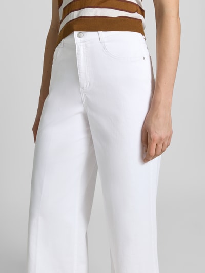 Kobiece modelka nosi Jeans mit Eingrifftaschen Modell 'LIVA' od Angels, biały bawełniany mix ze stretchem, krój regular fit, Szerokość w rozmiarze 36/32: 40 cm, długość nogawki 80 cm, zbliżenie na górną część ciała z przodu